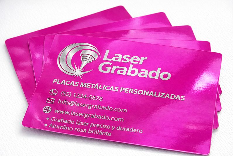 Tarjeta metálica rosa